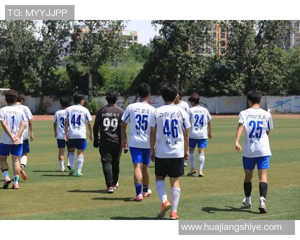 足球巨星引领球队逆袭夺冠展现无与伦比的领袖魅力与团队精神